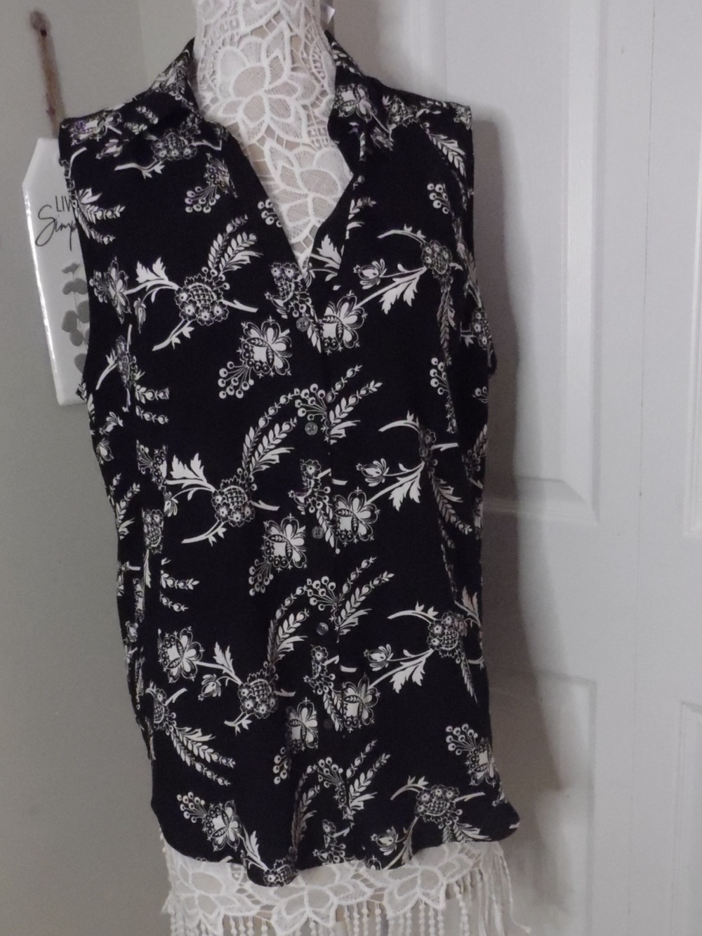 Ann Taylor Black & White Floral Sleeveless Collared Blouse